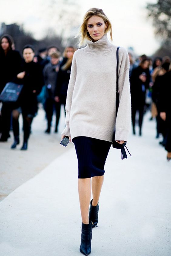 Áo len và chân váy kết hợp thế nào để vừa ấm áp vừa gợi cảm nữ tính trong  đông này